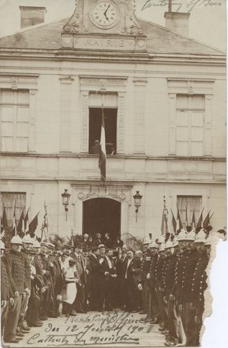 Devant la Mairie, le 12 juillet 1908