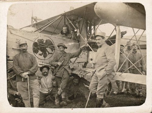 Photographie de Georges Baehr aux commandes de son avion "Voisin" 