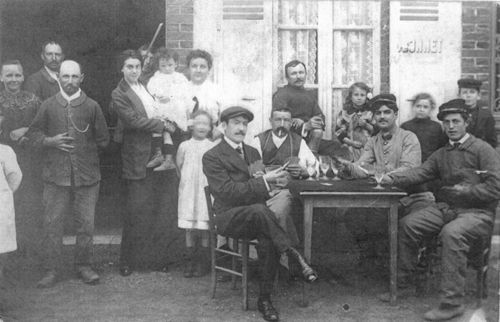 Photographie de Marcel Langlois (2e homme assis en partant de la droite) jouant aux cartes