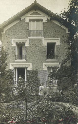 Carte-photo d' une maison située avenue Odette