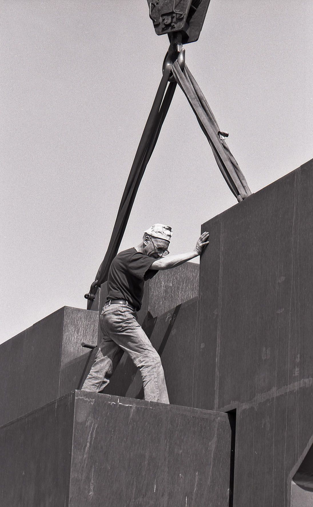 Montage d'une pièce de la sculpture Liberté