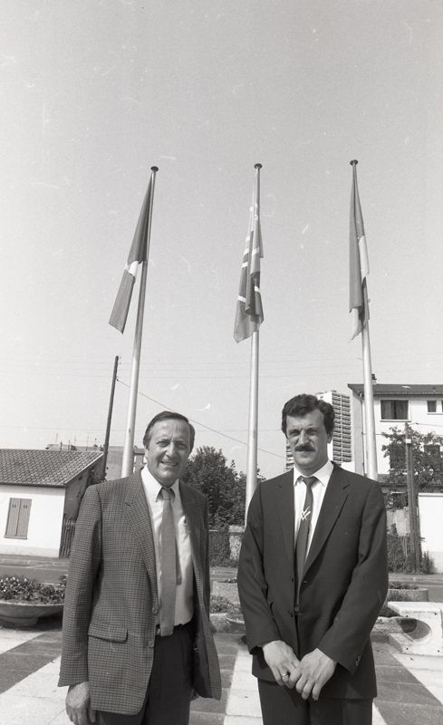 De gauche à droite, Louis Bayeurte, Maire de Fontenay-sous-Bois, Vladimir Zvol, Président du comité exécutif du soviet des députés de Brovary, sur le parvis de l'Hôtel de ville de Fontenay-sous-Bois, 27 juin 1986