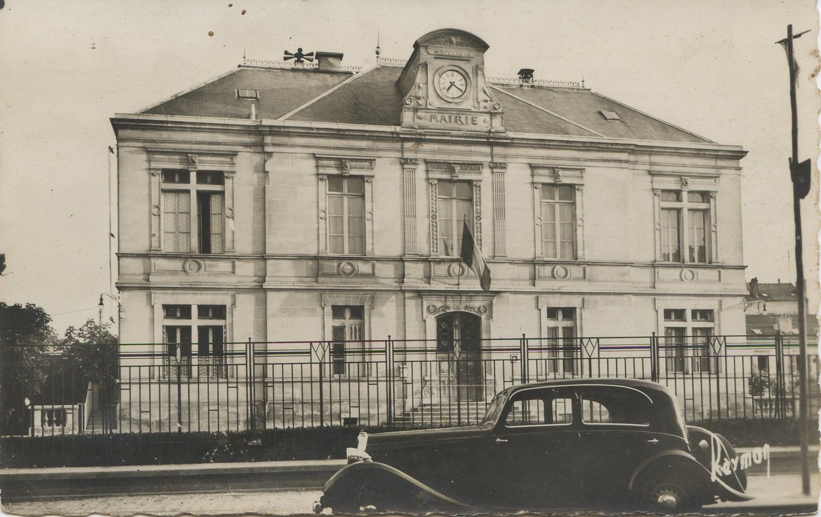 Mairie agrandie avec sa sirène
