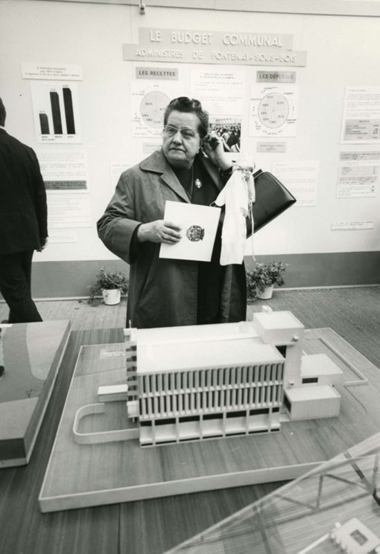 Aimée Matterraz, lors de l' exposition sur l'urbanisme, 1970