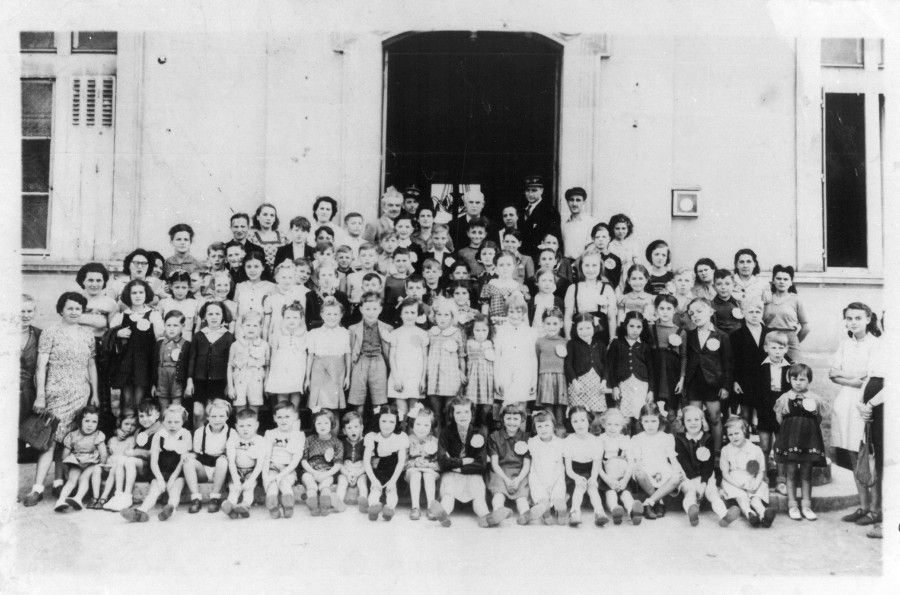 Groupe d'enfants devant la mairie, 1946