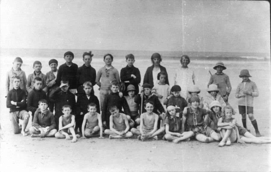 Groupe scolaire Victor Duruy, sortie scolaire à Saint-Gilles-Croix-de-Vie (Vendée), 1924