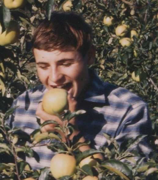 Christian Pitou croquant une pomme de son verger