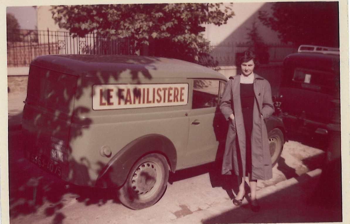 Marie-Louise Bayeurte devant la camionnette du Familistère