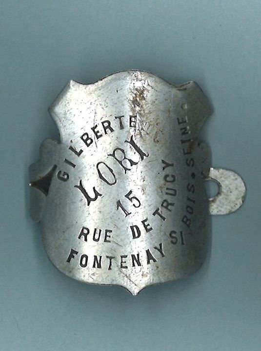 Plaque de vélocipède appartenant à Gilberte Lori, domiciliée 15 rue de Trucy à Fontenay-sous-Bois