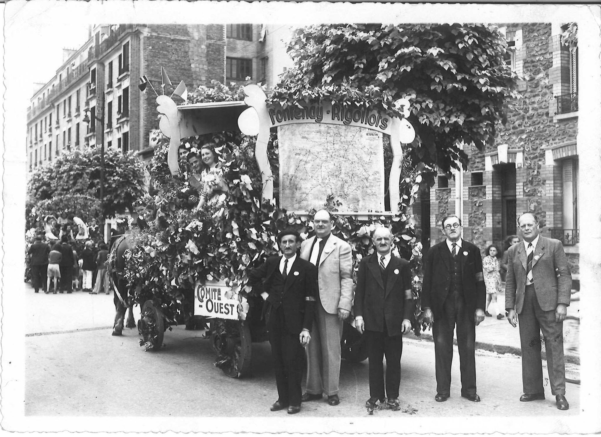 Char du Comité-Ouest lors d'un défilé
