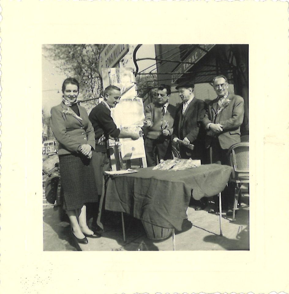 Vente de muguet carrefour de Verdun