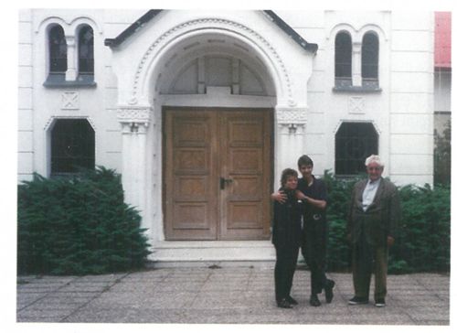A droite, Roger Trépant en 1997 devant la chapelle du cimetière de Lobositz (Pologne)