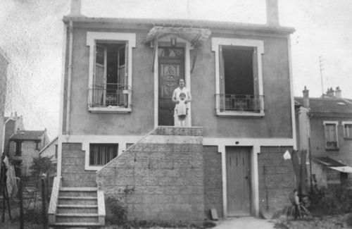 Lucienne Scaglia et sa mère devant leur pavillon, 38 rue Pierre-Larousse. Fonds Lucienne Scaglia