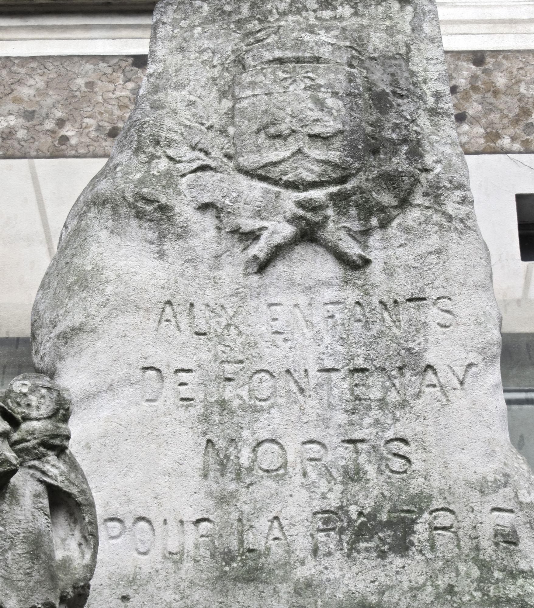 Inscription sur la face avant du monument