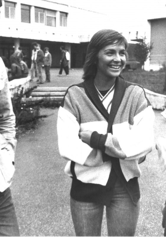 Véronique Jannot dans la cour du lycée Pablo Picasso, 1981. 