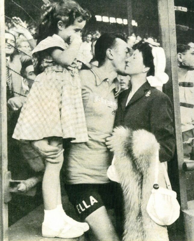 Victoire au Parc des Princes, Tour de France 1954, avec sa femme et sa fille.