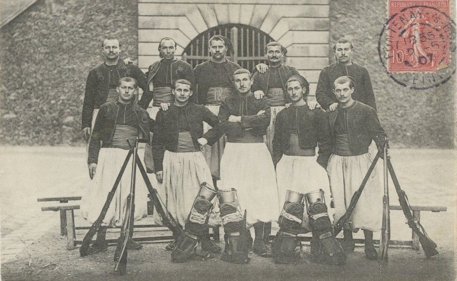 Zouaves au fort de Nogent, carte postale 1907.