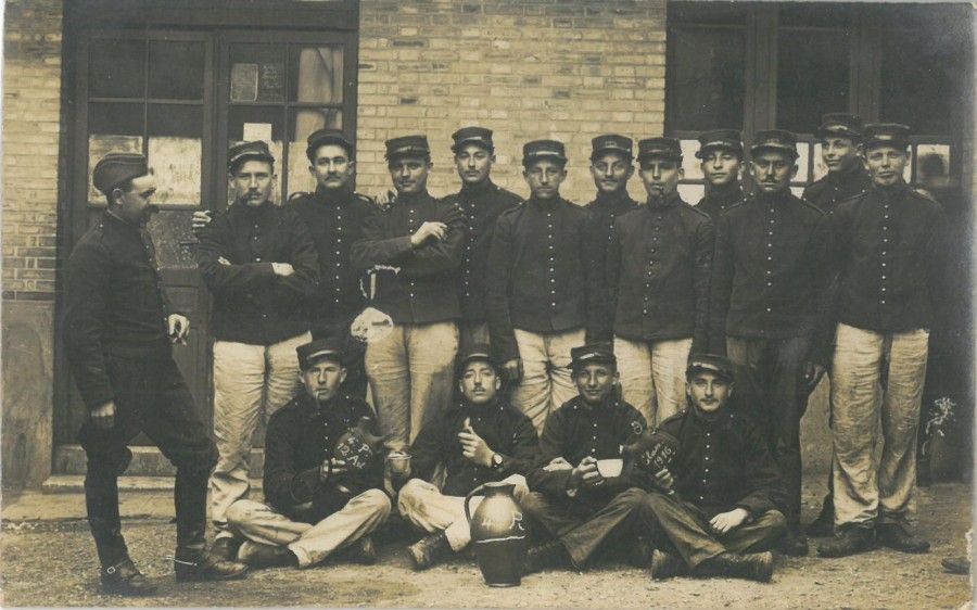 Groupe de soldats du 12ème régiment d'artillerie. Fonds D. Codevelle. 