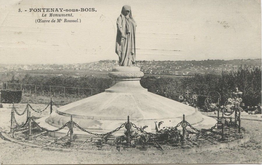 Le Monument (œuvre de Mr Roussel), carte postale sans date