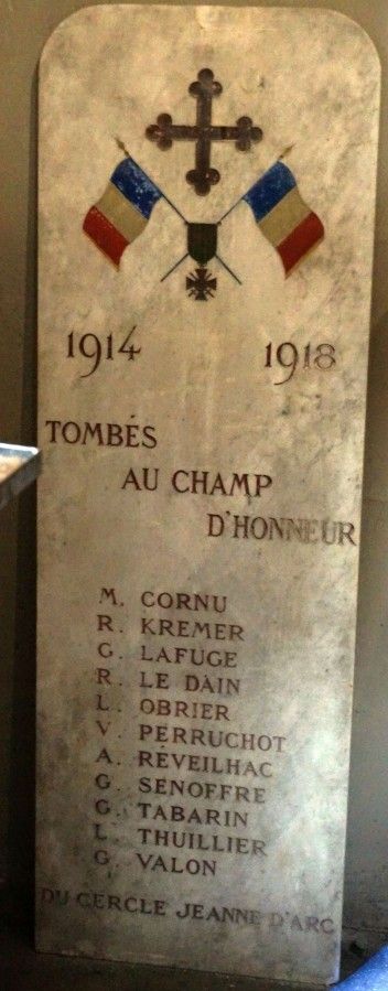 Photographie d'une plaque gravée, 2018. 