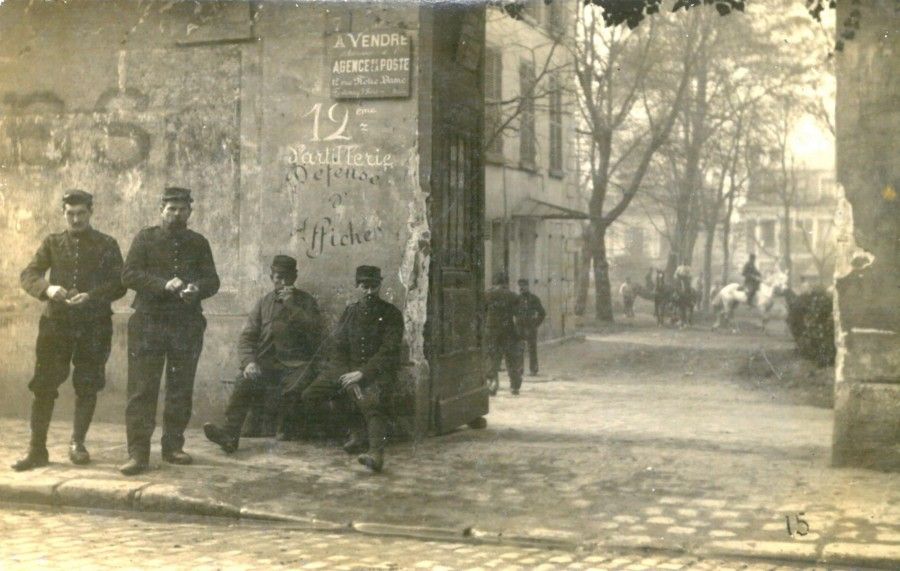 Cantonnement du 12e d'artillerie, rue Dalayrac, carte postale, septembre 1914.