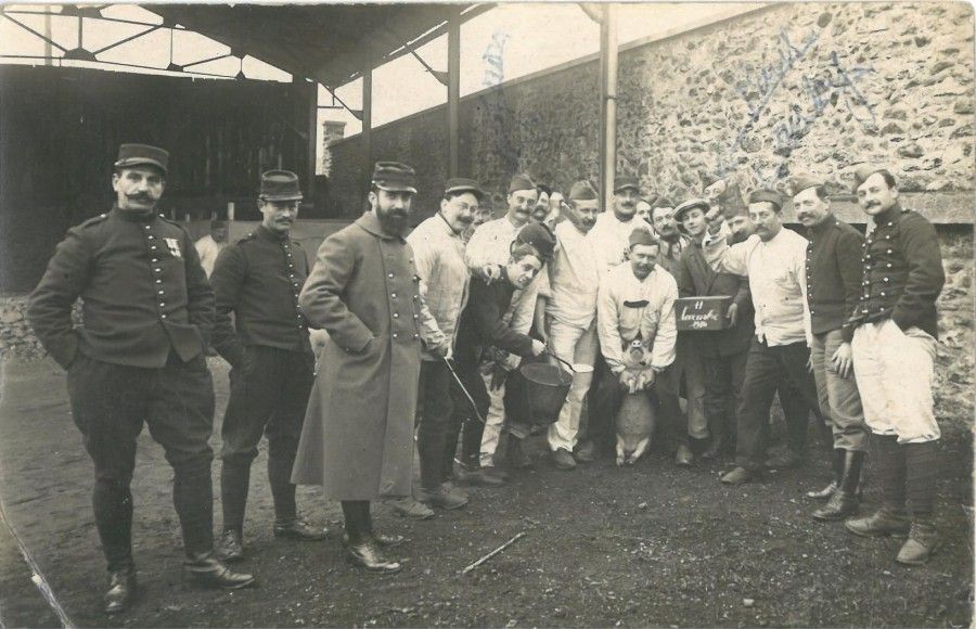 Carte-photo de soldats cantonnés à l'usine de Bouchons, 1914.