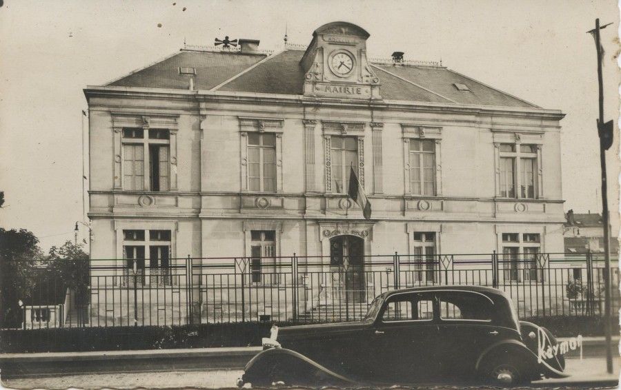 Sirène installée sur le toit de la mairie,sans date.  Archives municipales de Fontenay-sous-Bois