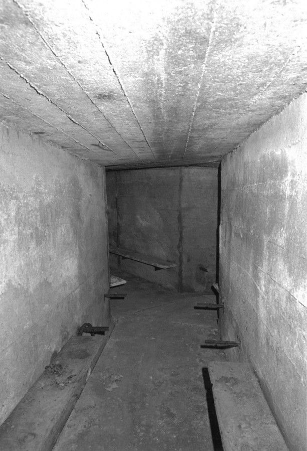 Photographie du couloir de la tranchée-abri du square Daumain avenue Parmentier. 1992, archives municipales de Fontenay-sous-Bois