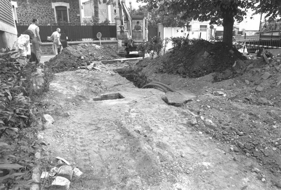 Photographie des travaux au square Daumain, entrée d'une tranchée-abri, avenue Parmentier. 1992, archives municipales de Fontenay-sous-Bois