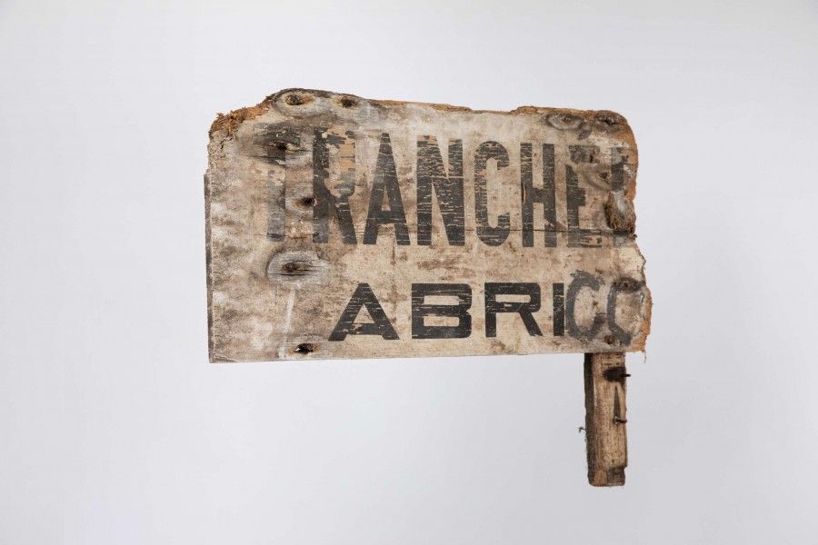 Partie de la pancarte signalétique de l'abri. Photographie service communication