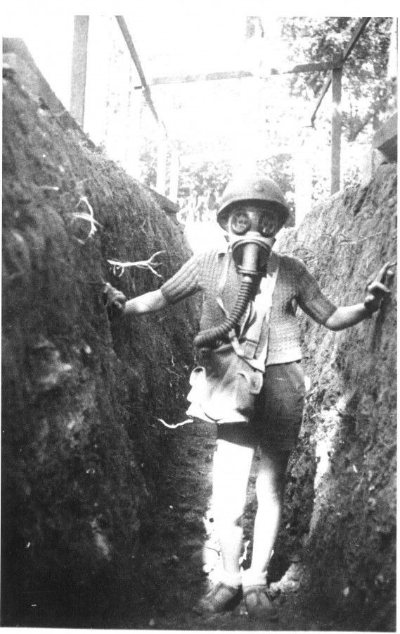 Pierre Boyer enfant portant un masque à gaz, dans une tranchée en cours de construction, à Fontenay, sans date. Archives municipales de Fontenay-sous-Bois.