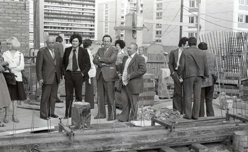 Visite du chantier du foyer Matteraz, mars 1976 (Emile Schecroun 3ème à gauche)